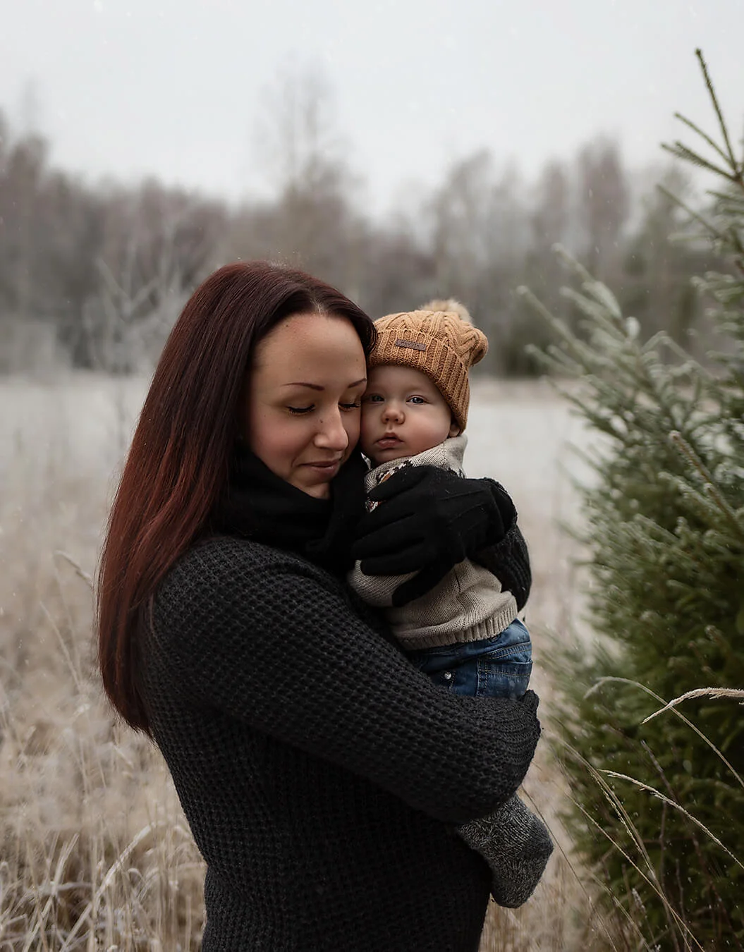 Barnfotografering - familjefotografering, vinterfotografering, porträtt på mor och son. Children's photography - family photography, winter photography, mother and son portraits.