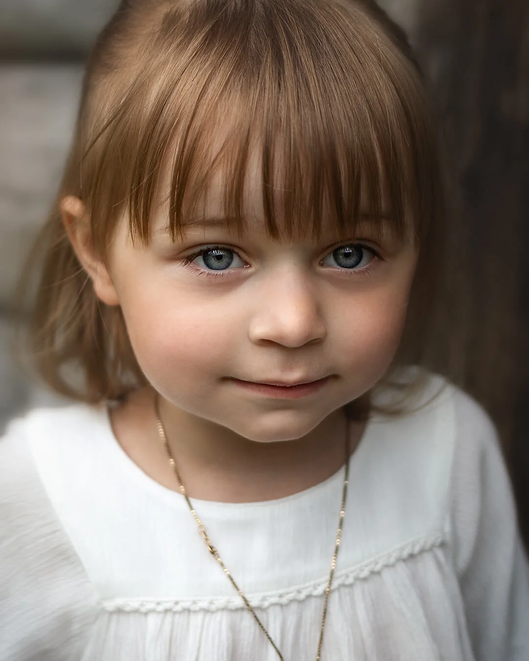 Barnfotografering - barnporträtt. porträtt. en liten flicka med blåa ögon. Barnfotografering Sala. Children's photography - a little girl with blue eyes.