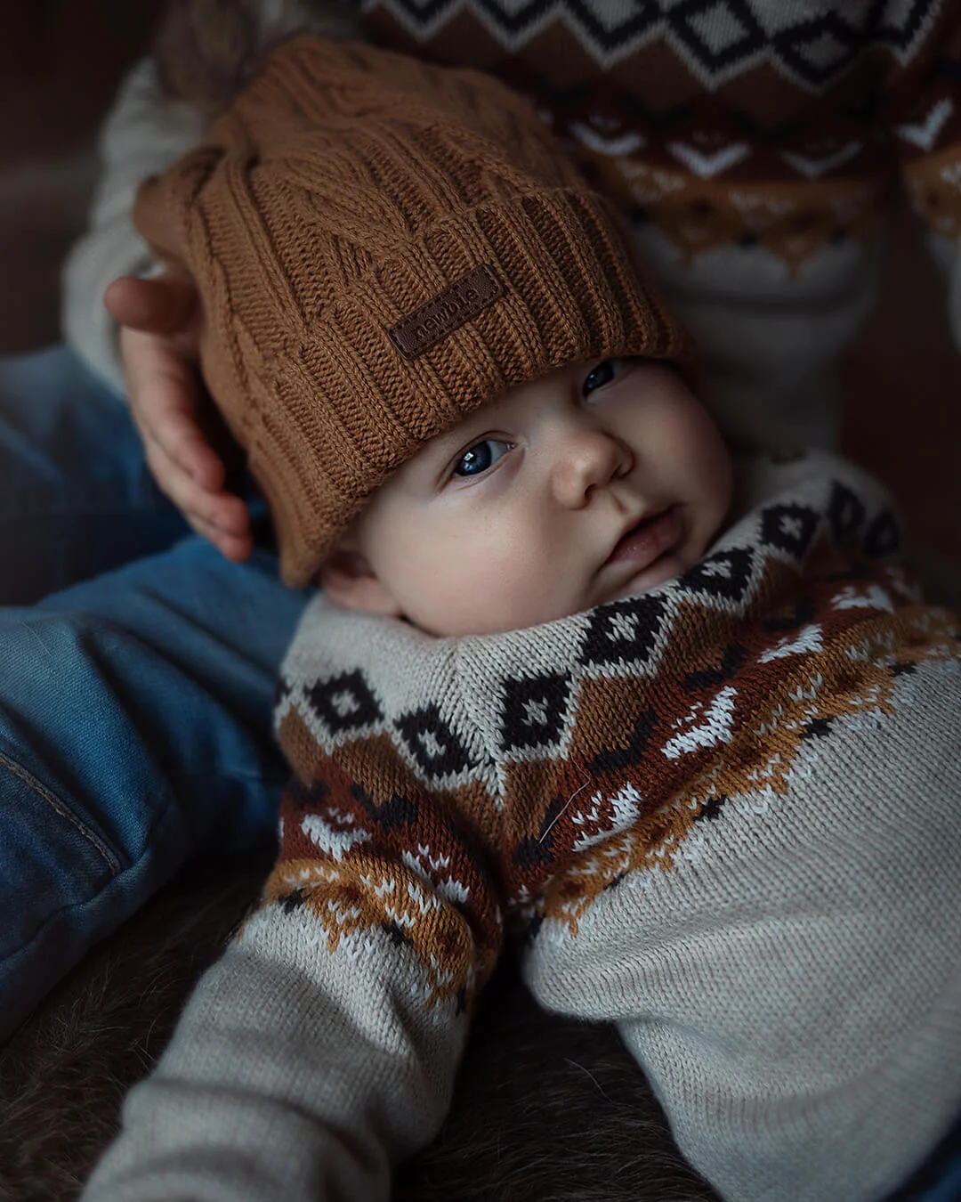 Barnfotografering - vinterfotografering, porträtt på två bröder. Lillebror ligger i knät på en stolt storebror. Children's photography - winter photography, portrait of two brothers. Little brother lies on the lap of a proud big brother.