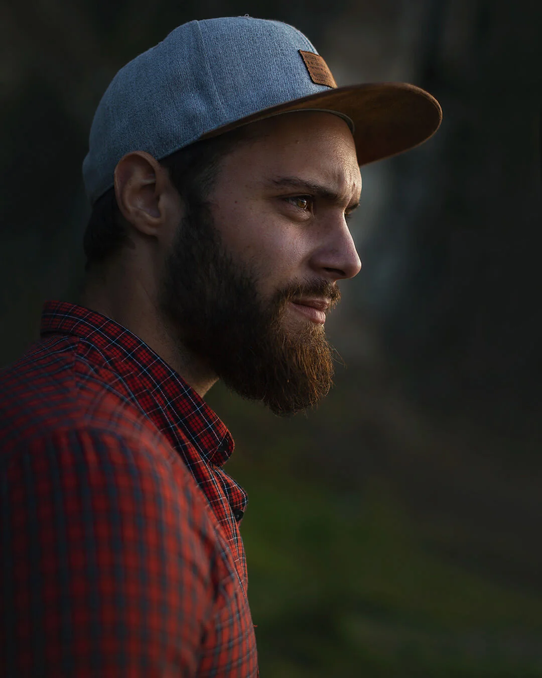 Porträttfotografering - en man med skägg, keps, röd skjorta. Portrait photography - a man with a beard, cap, red shirt. male portrait