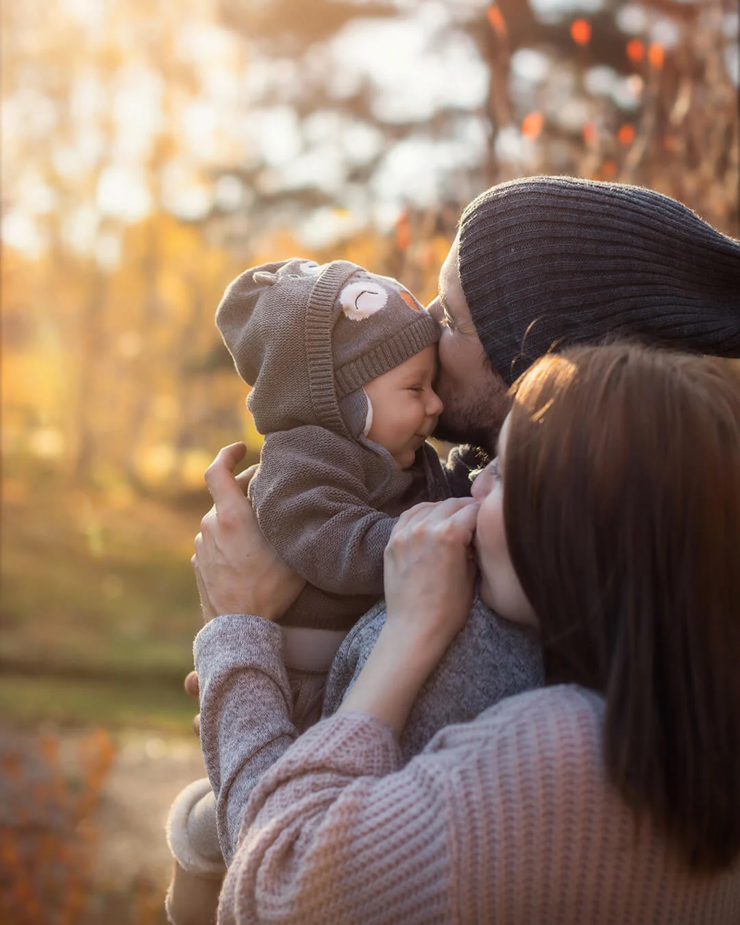 Familjefotografering - höstporträtt. höstfotografering. En pappa och en mamma med sin lilla son. Family photography - autumn portrait. autumn photography. A father and a mother with their little son.