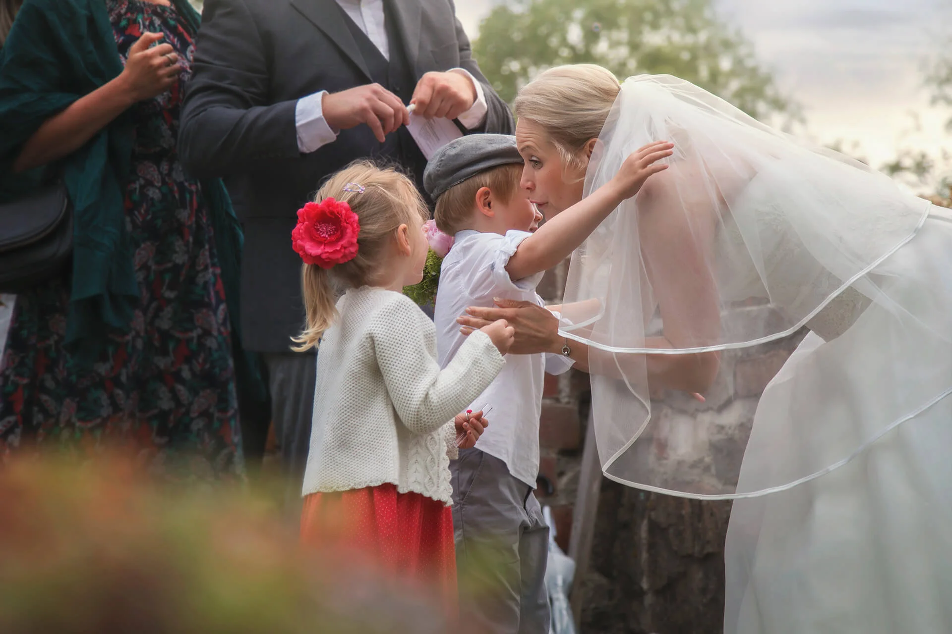 Bröllopsfotografering - bröllopsceremoni. hälsningar. bruden får kramar från gäster. Wedding photography - wedding ceremony. greetings. the bride receives hugs from guests.