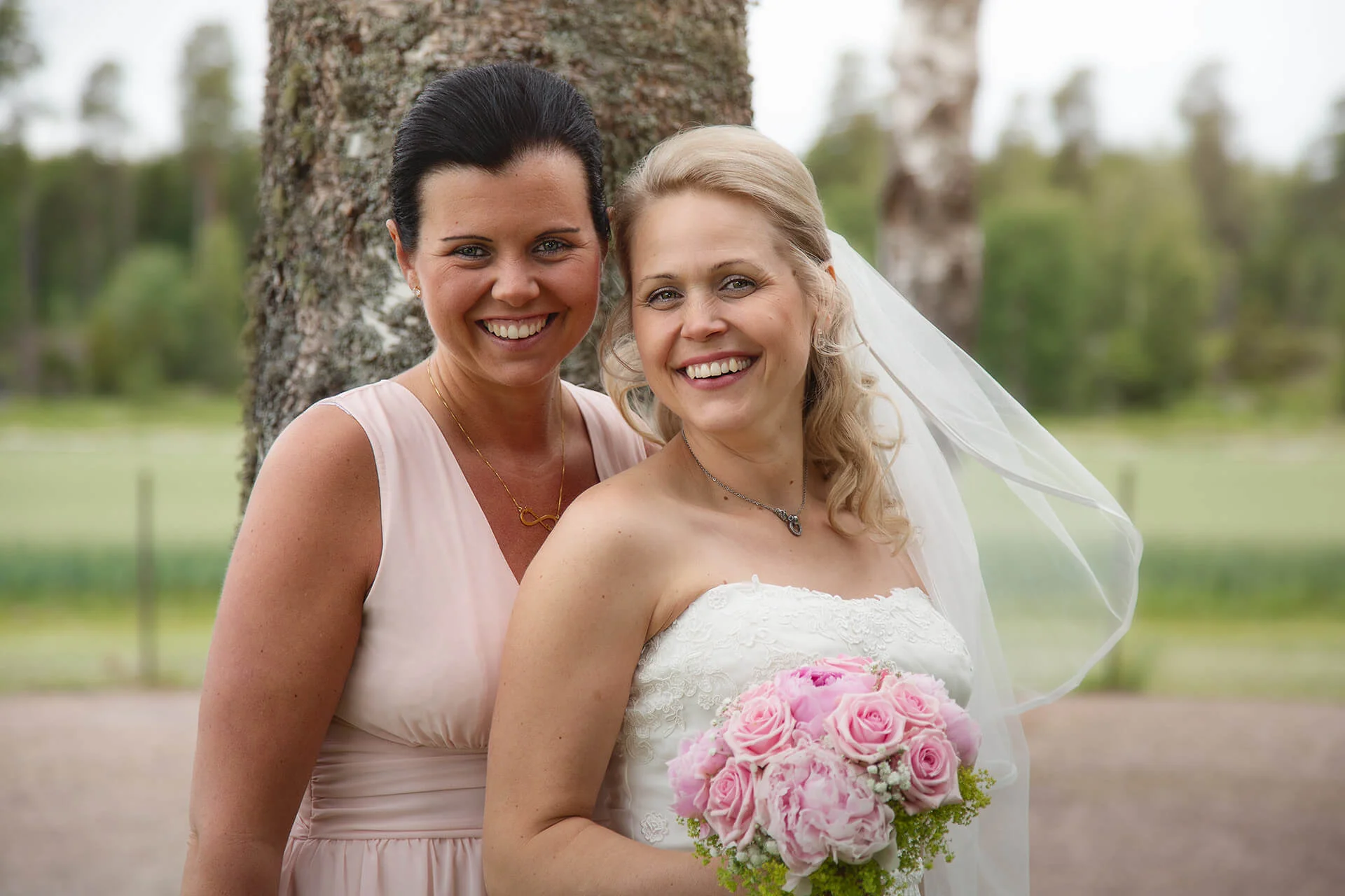 Bröllopsfotografering - porträtt av brud och brudtärna. sommarporträtt. Wedding photography - portraits of bride and bridesmaid. summer portrait.